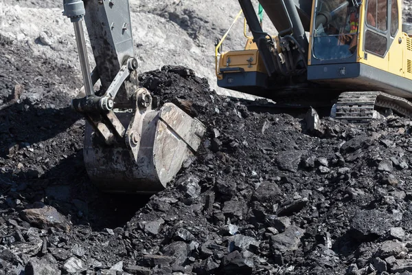 Backhoe kuning bekerja di tambang batubara — Stok Foto