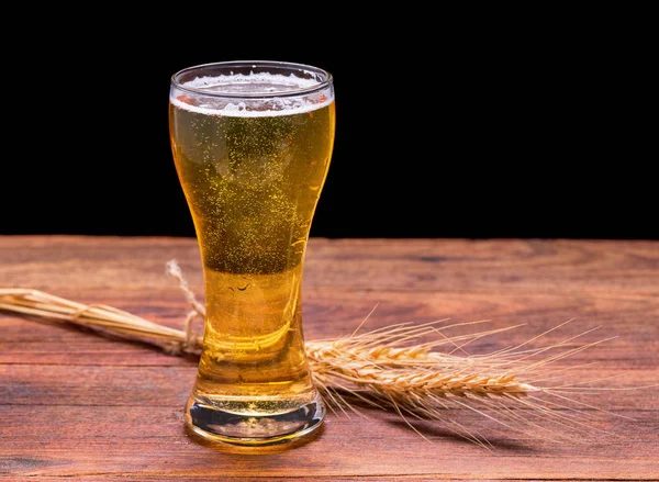 Xícara de cerveja na mesa de madeira . — Fotografia de Stock