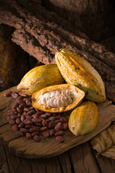 Fruta Cacao Con Granos Cacao Crudos Sobre Fondo Madera — Foto de Stock