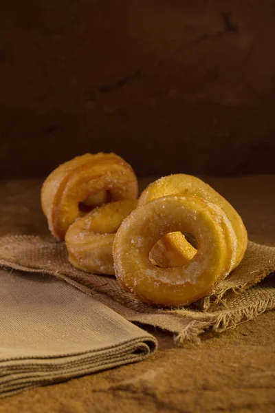 Пончики Сахаром Тёмном Фоне — стоковое фото