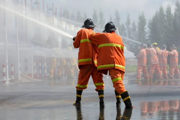 Bombeiros Pulverizando Água Tanques Gás Gpl — Fotografia de Stock