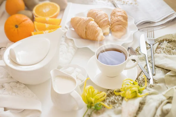 Continental kahvaltı altın ile Fransız kruvasan meyve ve Kupası