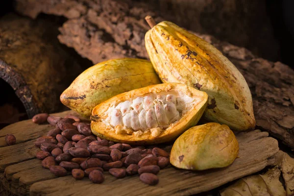 Fruta Cacao Con Granos Cacao Crudos Sobre Fondo Madera — Foto de Stock