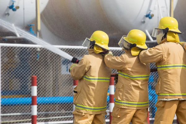 Bombeiros Pulverizando Água Tanques Gás Gpl — Fotografia de Stock