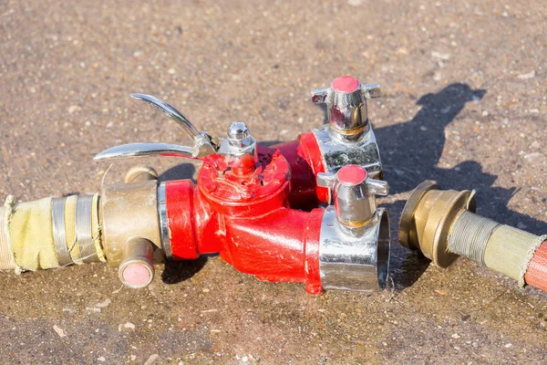 Konektor hadice požární vody na zemi — Stock fotografie