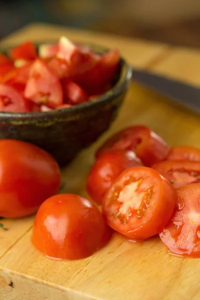Skiver af tomater. Hakkede tomater.Friske tomater Sund mad - Stock-foto