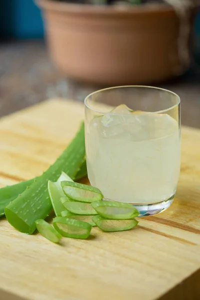 Gel di aloe vera quasi utilizzato nell'industria alimentare e della bellezza . — Foto Stock