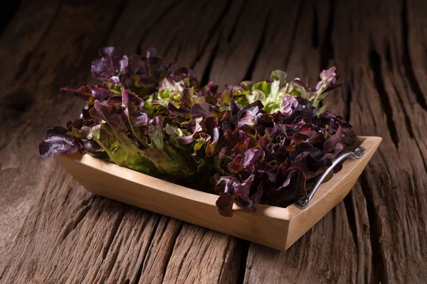 Ahşap zemin üzerinde ahşap tabak sebze salatası