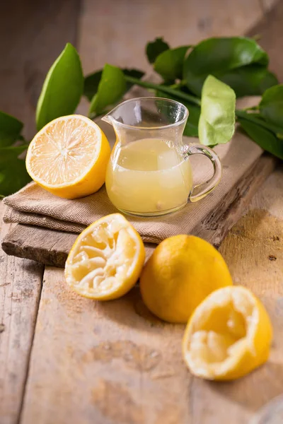 Скляна чаша свіжовичавленого лимонного соку, лимонного морозива та р — стокове фото