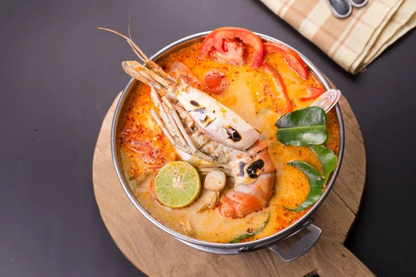 Geleneksel Tay baharatlı deniz mahsulleri çorbası Tom yum goong 