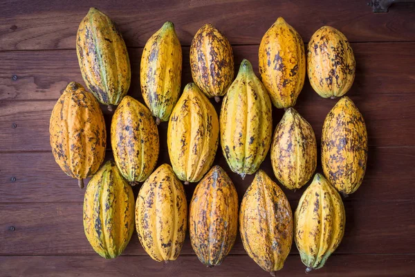 Vista Cercana Pila Fruta Cacao Sobre Fondo Madera — Foto de Stock