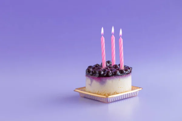 Cheesecake Mirtilo Com Velas Fundo Violeta — Fotografia de Stock