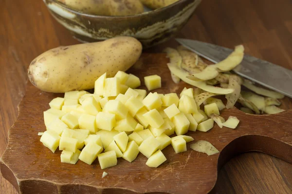 Dilimlenmiş patates görünümünü ahşap tablo