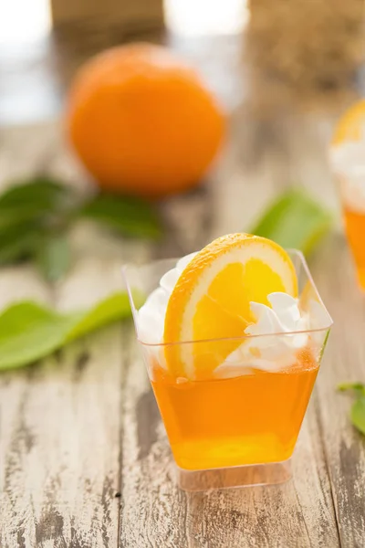 奶油橙片杯中的橙色果冻 — 图库照片