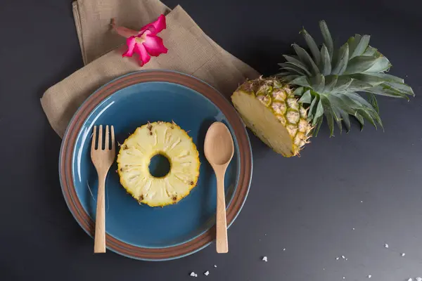 Желтое органическое яблоко, нарезанное слайсами на тарелке по размеру. — стоковое фото