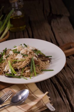 Kızarmış Çin yuvarlak şehriye Tay tarzı yengeç