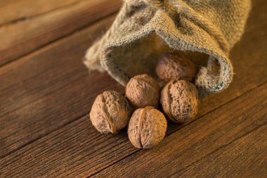 Ceviz ahşap zemin üzerine çuval torba yığını