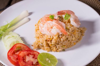 Tayland kızarmış pilav karides beyaz bir plaka ile.