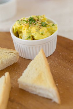 Bal ve peynir ile taze lezzetli tost ile plaka