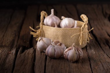 Taze ot ve baharat sarımsak sepetindeki eski ahşap geri üzerinde