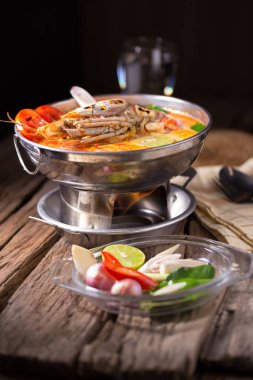 Geleneksel Tay baharatlı deniz mahsulleri çorbası Tom yum goong 