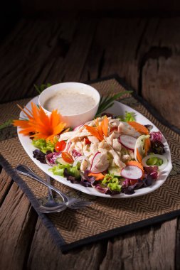 Taze yeşil salata Tavuk ve salata taze yaz backgrou ile