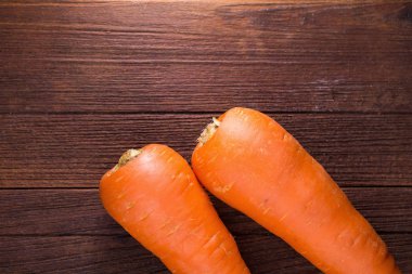 Taze organik havuç ahşap masanın üzerinde yatan bir üstten görünüm