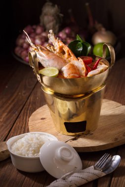 Geleneksel Tay baharatlı deniz mahsulleri çorbası Tom yum goong 