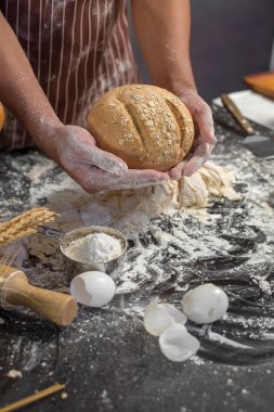 Taze ev yapımı ekmek elinde tutan Şef görünümü Kapat