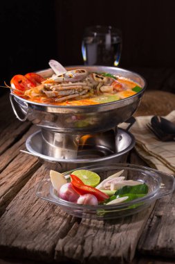 Geleneksel Tay baharatlı deniz mahsulleri çorbası Tom yum goong 