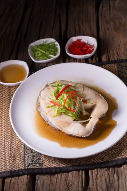 Soya soslu beyaz tabak içinde kar balık buğulama