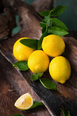 Natürmort ahşap arka plan üzerinde olgunlaşmış limon.
