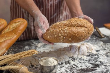 Taze ev yapımı ekmek elinde tutan Şef görünümü Kapat