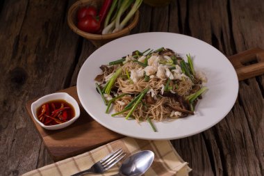 Kızarmış Çin yuvarlak şehriye Tay tarzı yengeç