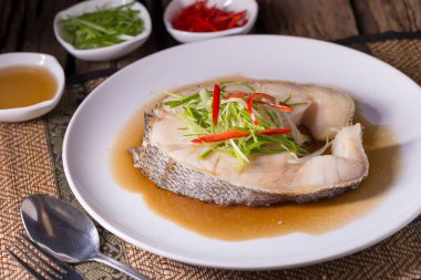 Soya soslu beyaz tabak içinde kar balık buğulama