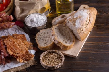Çin sosis ve Pounded domuz sarsıntılı ahşap arka plan üzerinde cook için.