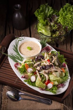 Taze yeşil salata Tavuk ve salata taze yaz backgrou ile