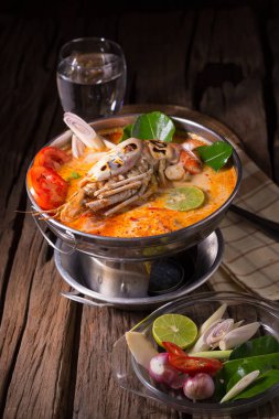 Geleneksel Tay baharatlı deniz mahsulleri çorbası Tom yum goong 