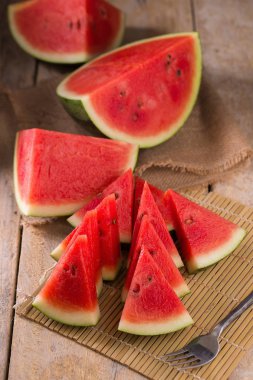Ahşap arka planda karpuz ve karpuz parçaları
