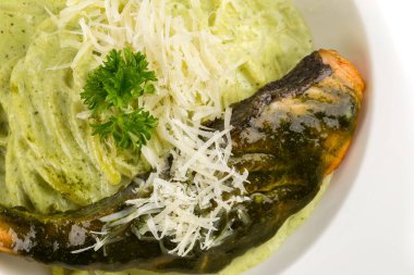 Spagetti pesto yeşil ve salmon - İtalyan gıda tarzı.