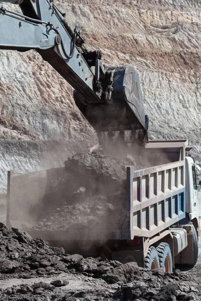 Koparko-ładowarki praca w kopalni węgla — Zdjęcie stockowe