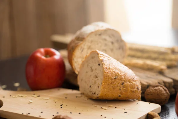 Baguette Pan Francés Cortado Sobre Tabla Madera — Foto de Stock