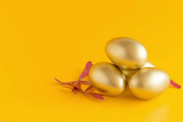 Huevos Dorados Sobre Fondo Amarillo Brillante —  Fotos de Stock