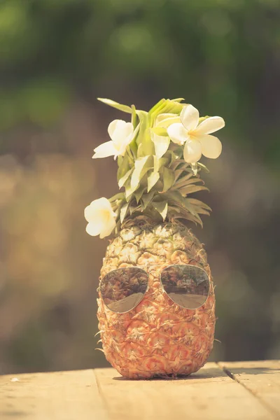Модные очки летний ананас в стиле хипстера — стоковое фото
