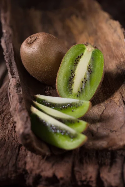 Kiwi frutas e meia kiwi em fundo de madeira, Seletivo f — Fotografia de Stock