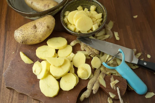 Utsikt Över Skivad Potatis Träbord — Stockfoto