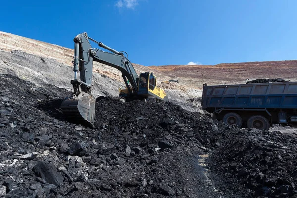 Żółty Koparko-ładowarki praca w kopalni węgla — Zdjęcie stockowe