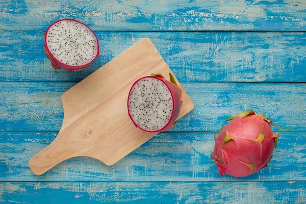 Tropische Dragon Fruit Blauwe Houten Tafel Achtergrond — Stockfoto