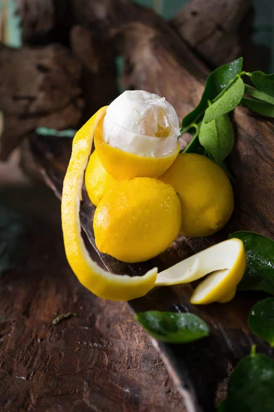 Bodegón Limones Con Cáscara Pelada Sobre Fondo Madera — Foto de Stock