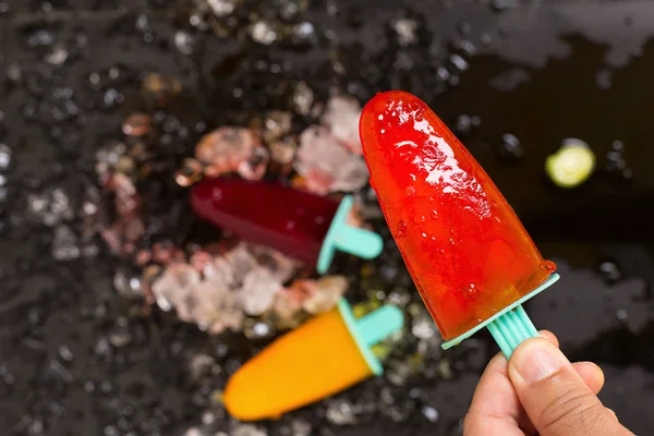 Cubos Hielo Triturados Helado Casero Mesa Negra — Foto de Stock